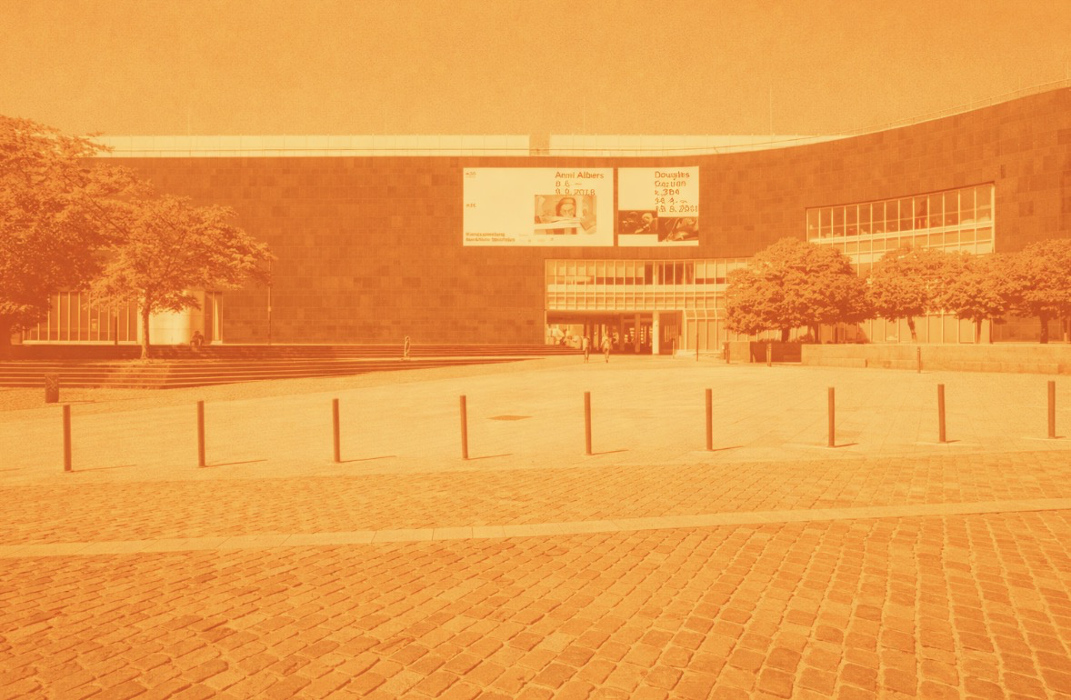 Baukunst - Grund und Boden im K21 Düsseldorf: Ausstellung über Bodenrecht, Wohnen und globale Ressourcengerechtigkeit