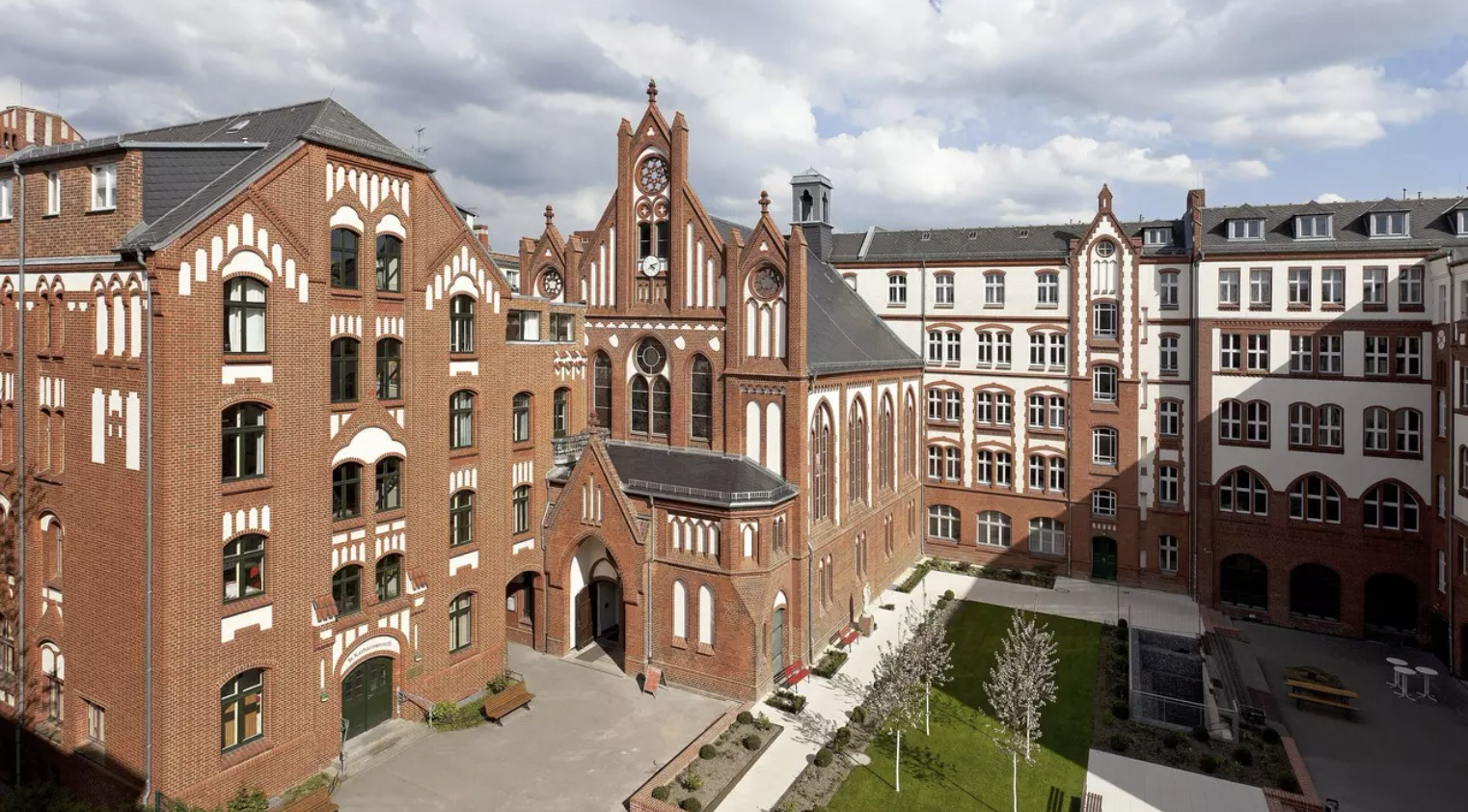 Baukunst - Gott zieht aus