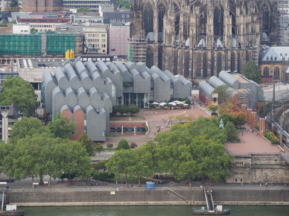 Baukunst - Polka Dots im Sheddach: Wenn Kusamas Kunst die Architektur von Busmann + Haberer befragt