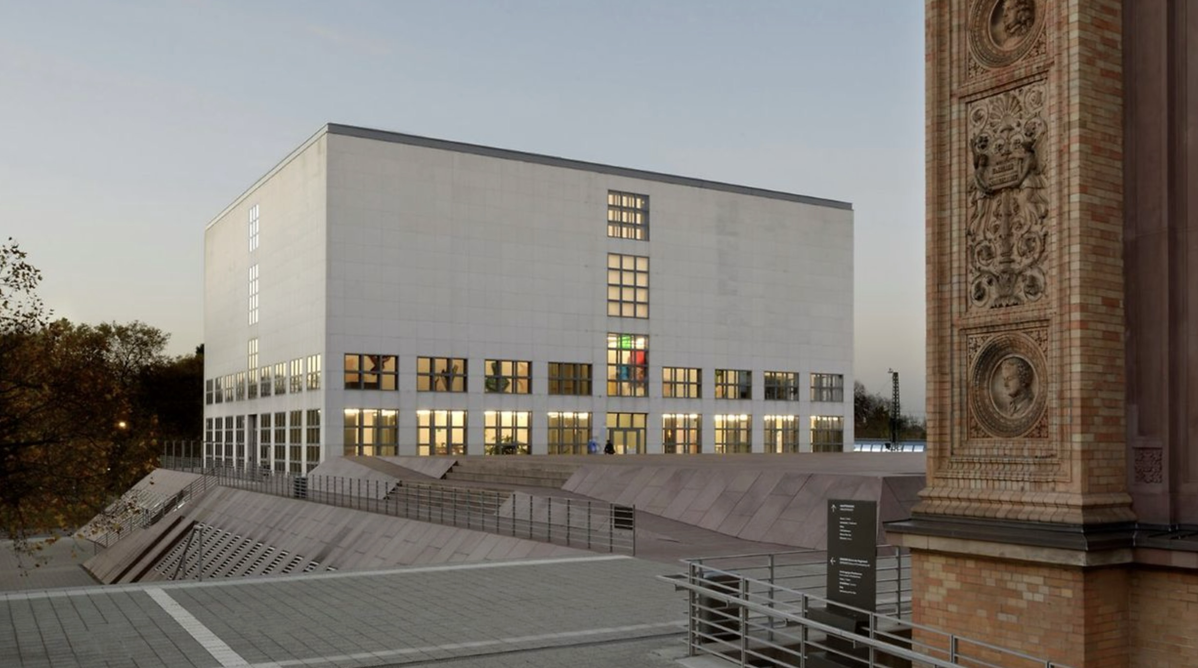 Baukunst - Zwei Leben, ein weißer Würfel