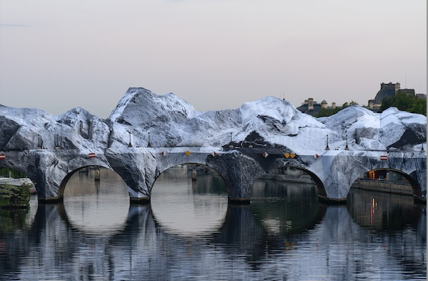 Baukunst - Fliegender Bau über der Seine: Was JRs Pont-Neuf-Höhle über temporäres Bauen verrät