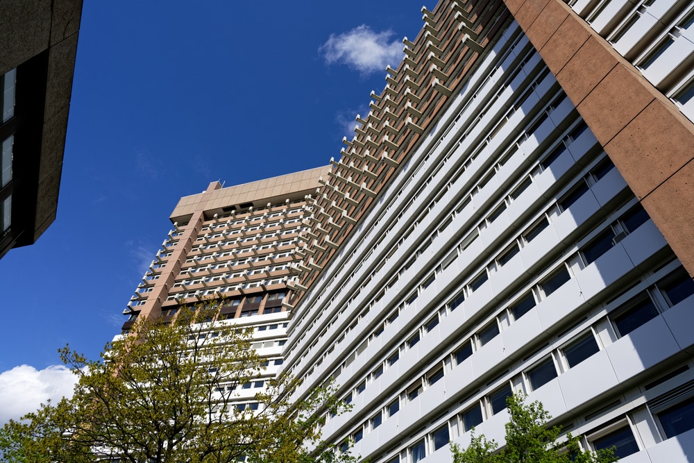 Baukunst - Köln-Sülz: Kölns Justizhochhaus zwischen Abriss und Bestandserhalt