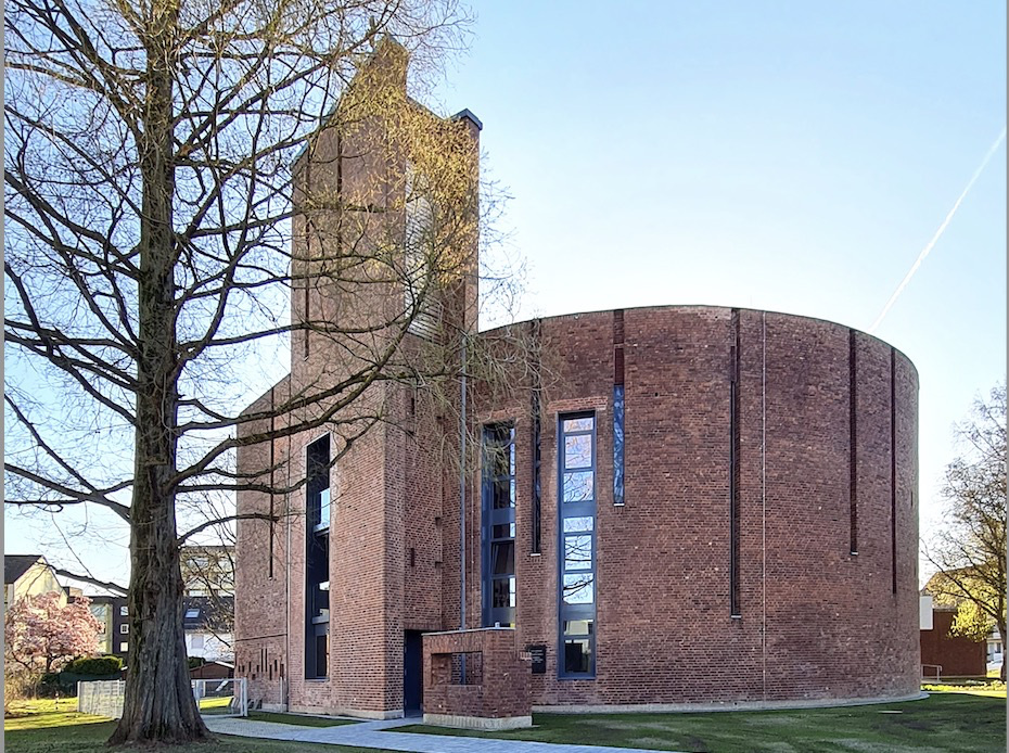 Baukunst - Thomas Morus in Leverkusen: Wie wird eine denkmalgeschützte Kirche zum Zuhause für ehemals wohnungslose Menschen?