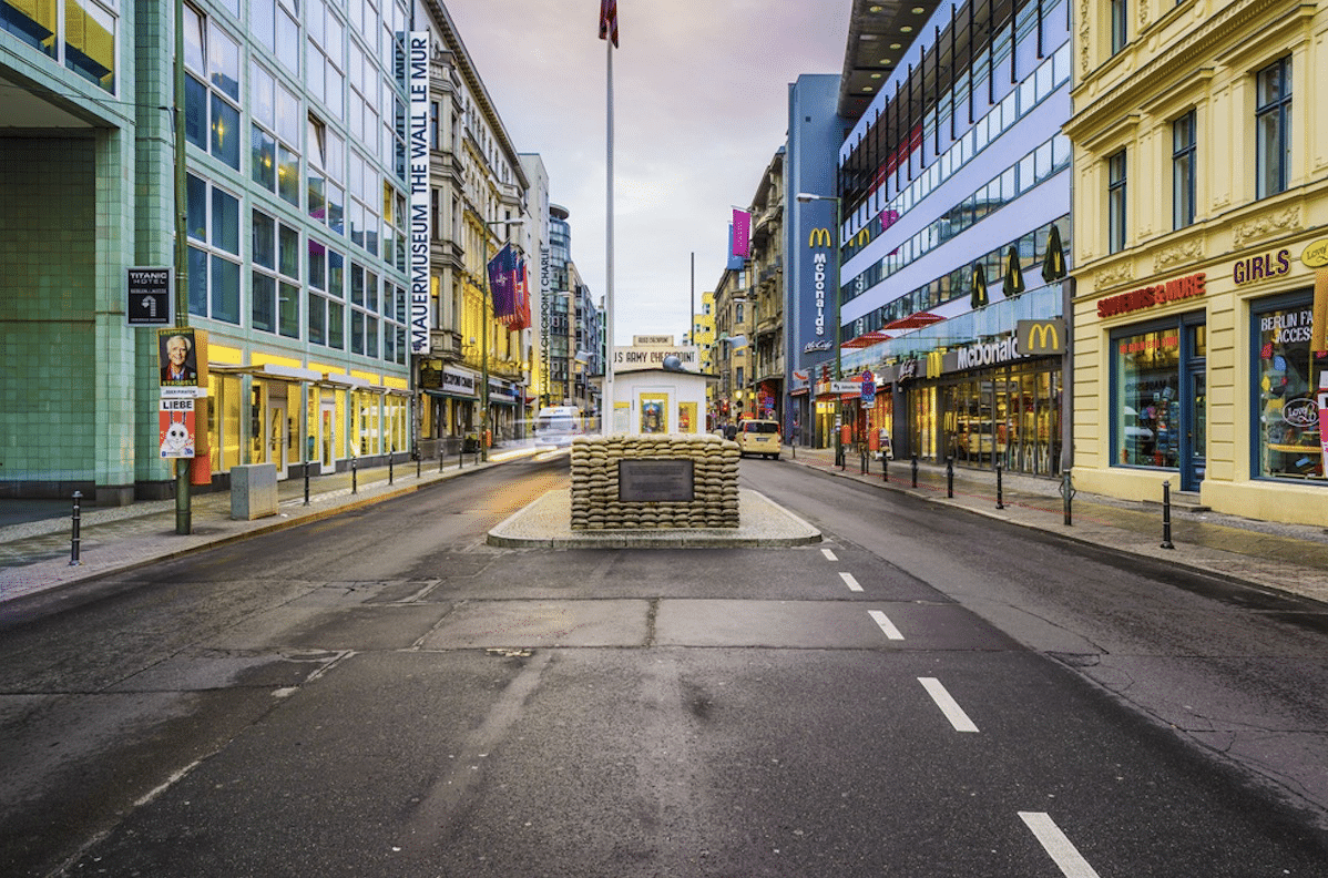 Baukunst - Checkpoint Charlie: Die Leere als Bühne