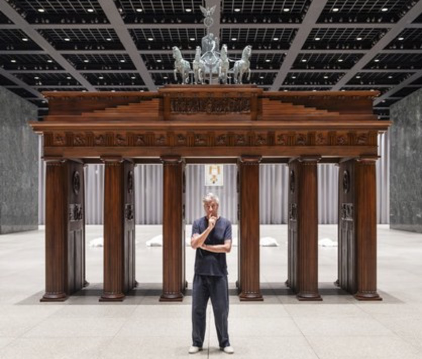 Baukunst - Hitler kniet bei Mies: Wie Maurizio Cattelan die Neue Nationalgalerie zur Kirche umbaut